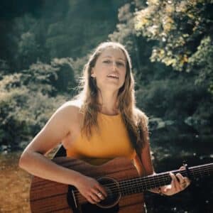 Ruby Greenberg baut mit „The Light Behind“ ein Zuhause aus Licht und leisen Tönen (Musikplaylist) [ Indie Folk | Acoustic Folk | Singer-Songwriter ]